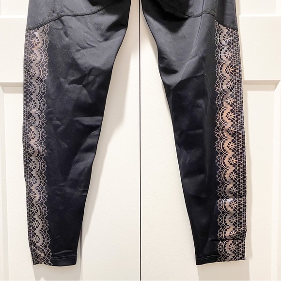 Beyond Yoga Down the Line Lace Print Leggings - Picture 8 of 9